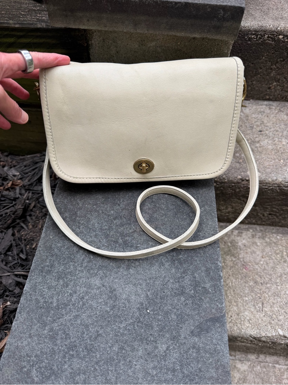 Stunning vintage Coach 9755 Pocket Purse in Bone Glove-Tanned Leather EUC